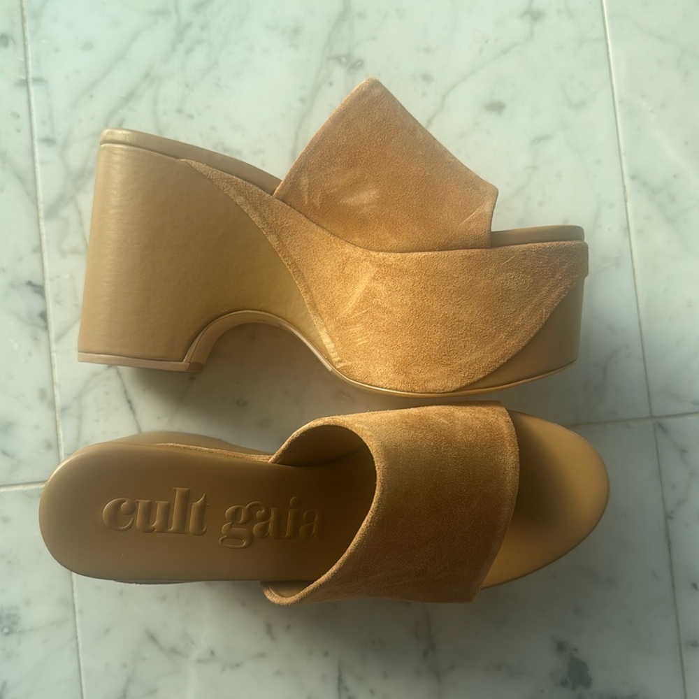 Cult Gaia - Natasha Suede Platform Mules In Tan